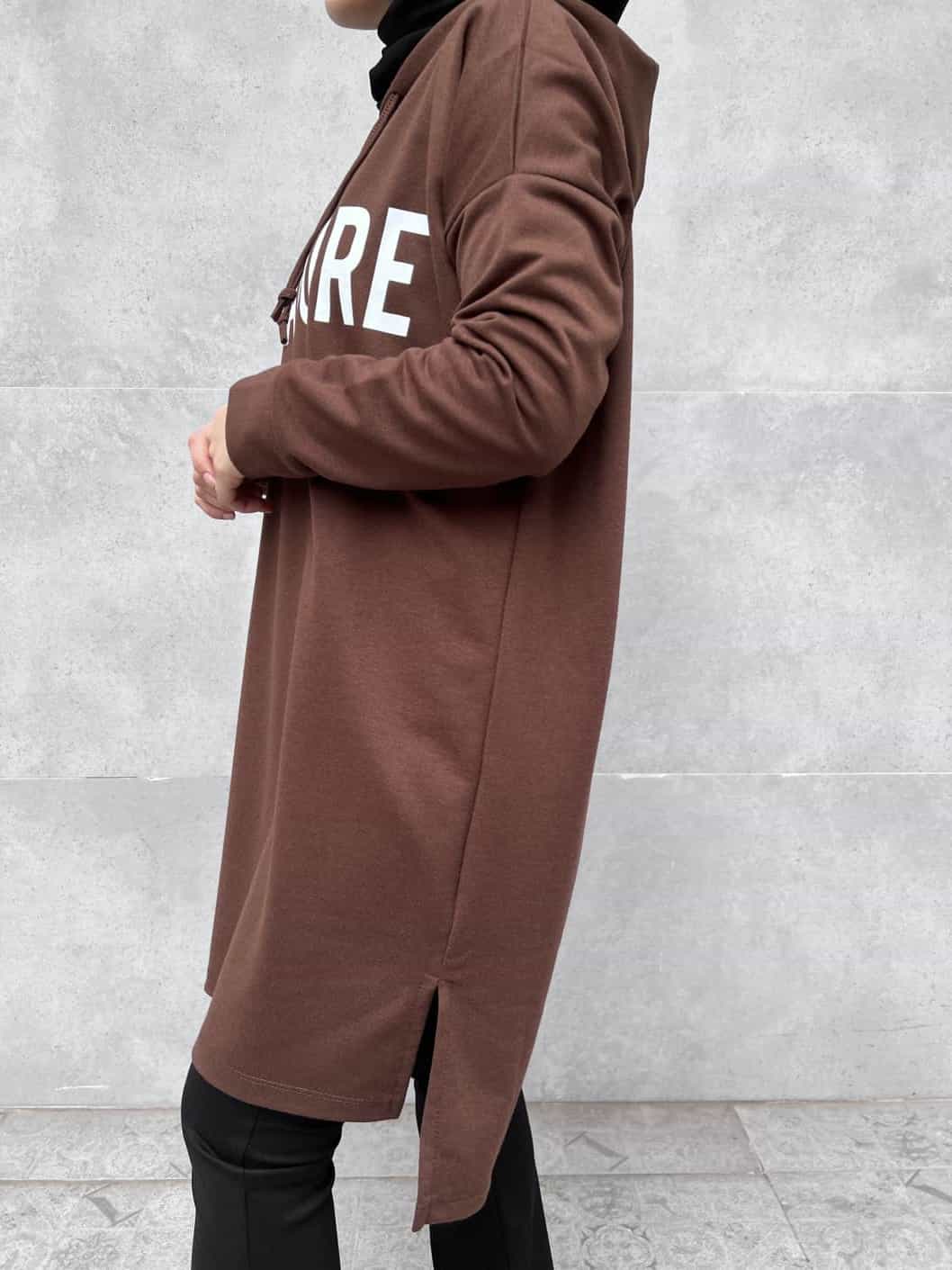 Baskılı Yandan Yırtmaçlı Kapüşonlu Tunik - Kahverengi