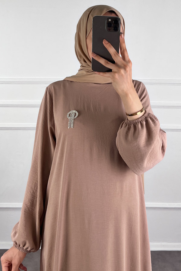 Broşlu Tesettür Elbise - Taş