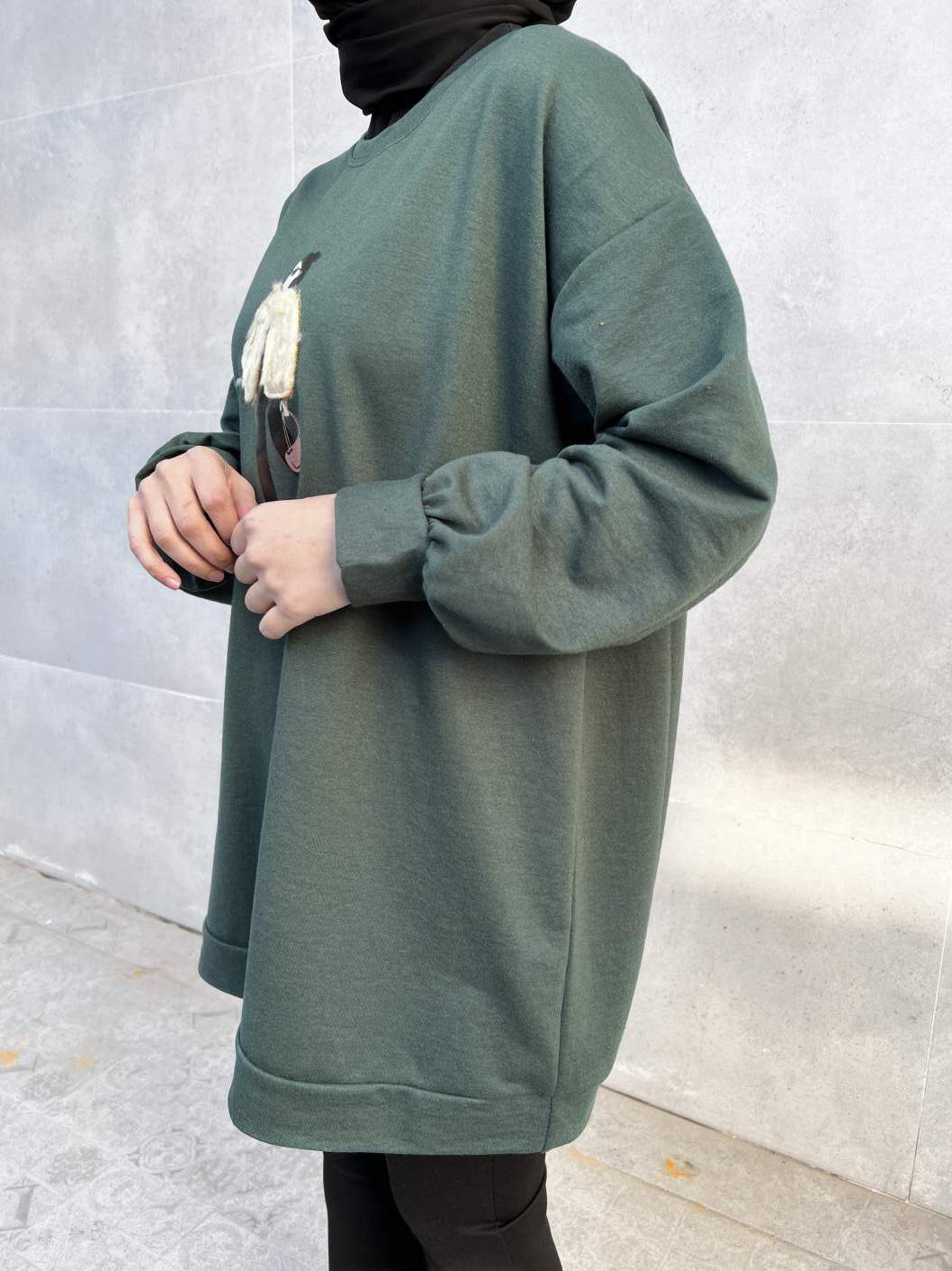 Çantalı Kız Baskılı Sweat - Petrol Yeşil Çantalı Kız Baskılı Sweat - Petrol Yeşil