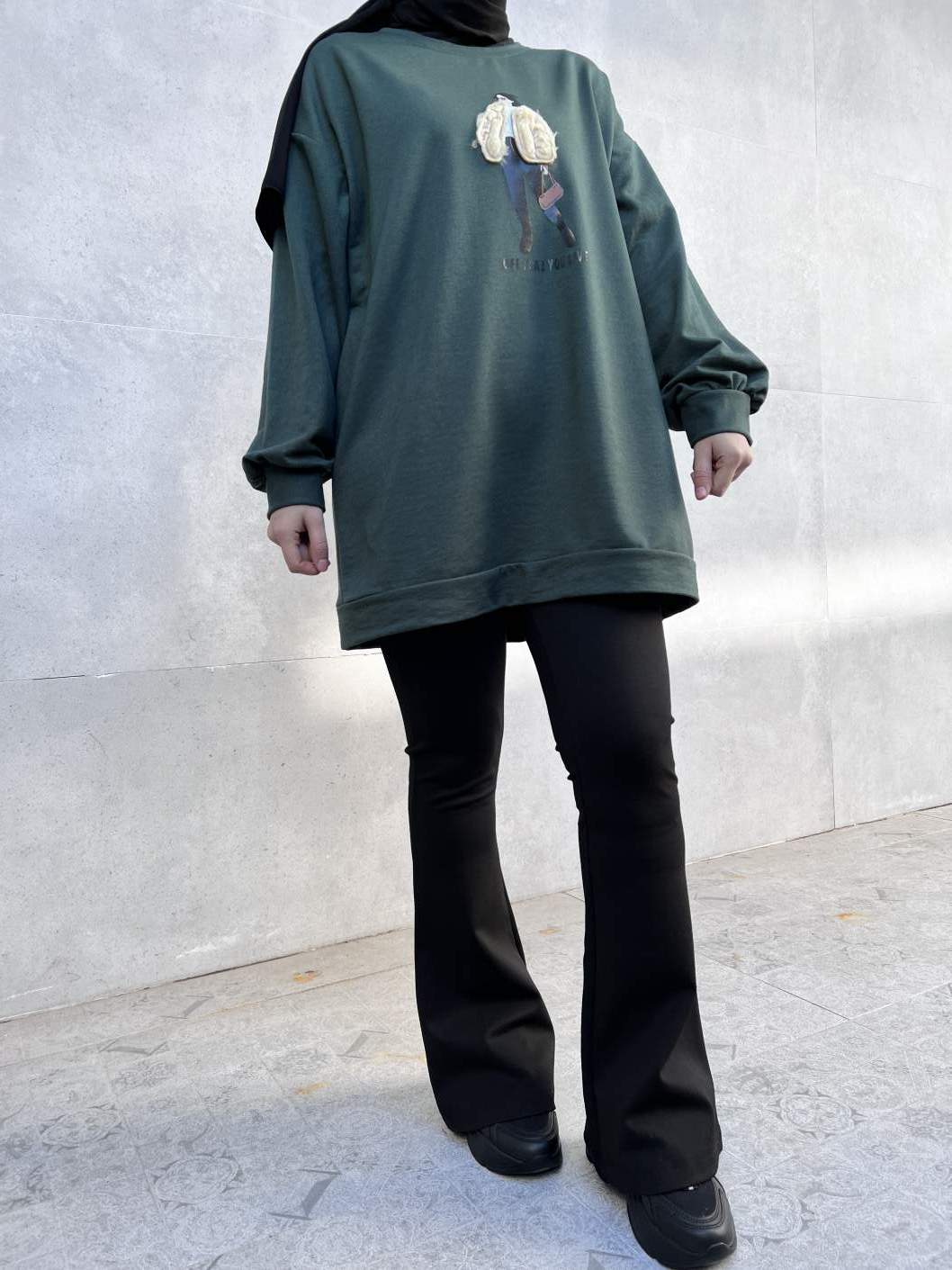 Çantalı Kız Baskılı Sweat - Petrol Yeşil Çantalı Kız Baskılı Sweat - Petrol Yeşil