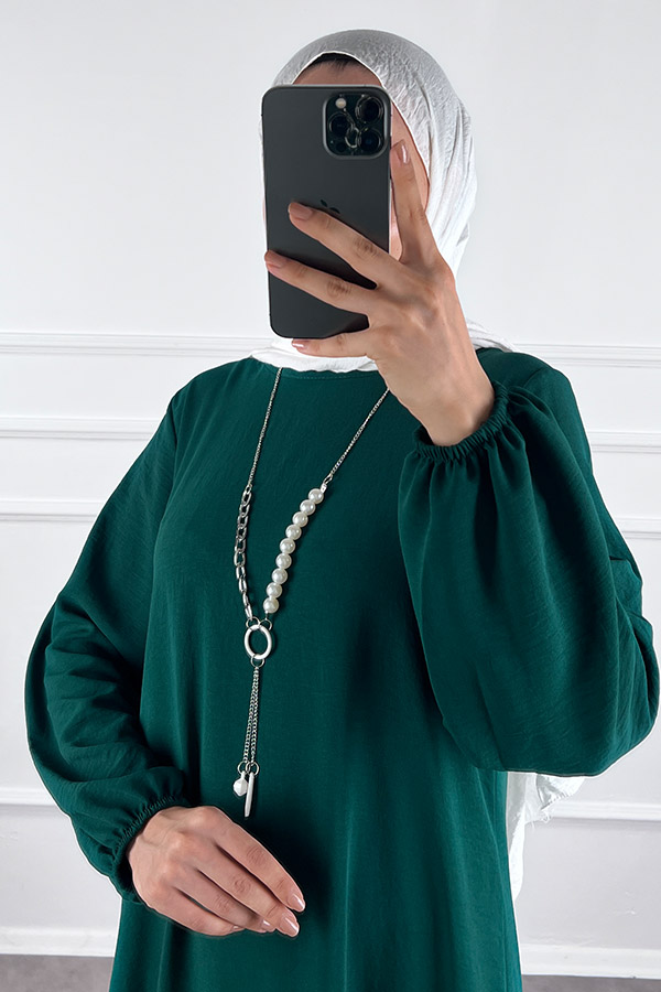 Kolyeli Tesettür Elbise - Zümrüt Yeşili Kolyeli Tesettür Elbise - Zümrüt Yeşili