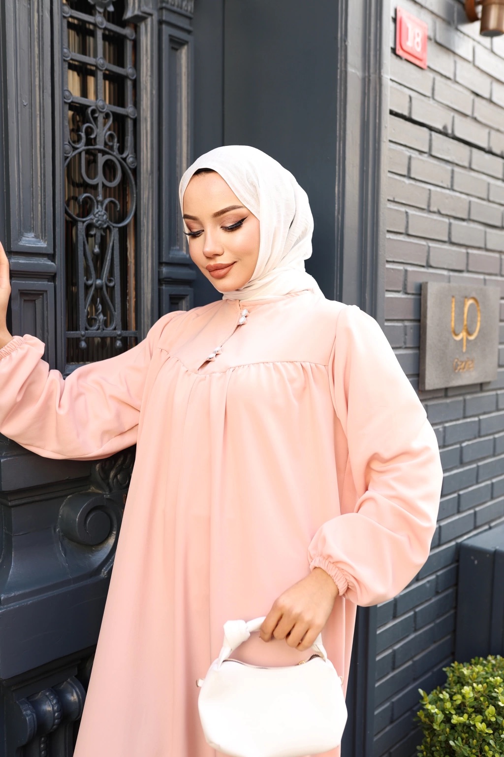 Düğmeli Robadan Medine İpeği Elbise - Pudra