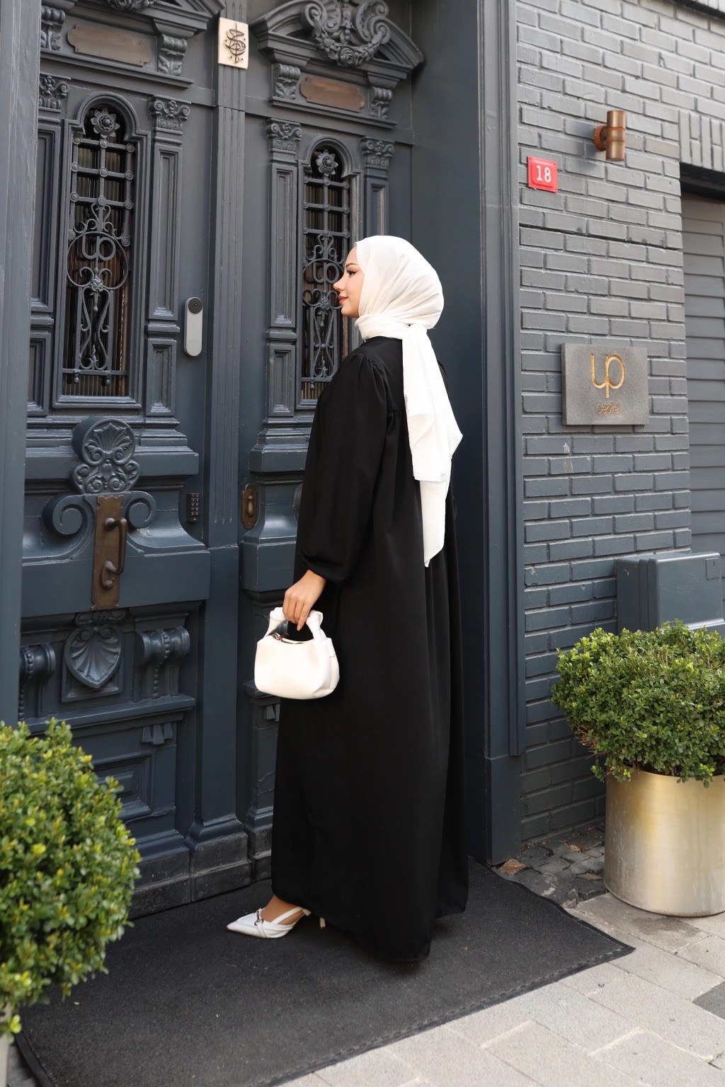 Düğmeli Robadan Medine İpeği Elbise - Siyah Düğmeli Robadan Medine İpeği Elbise - Siyah