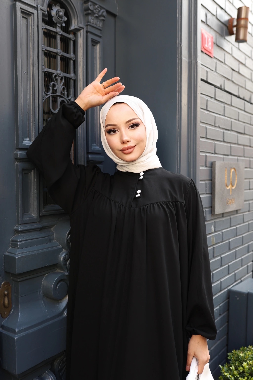 Düğmeli Robadan Medine İpeği Elbise - Siyah Düğmeli Robadan Medine İpeği Elbise - Siyah