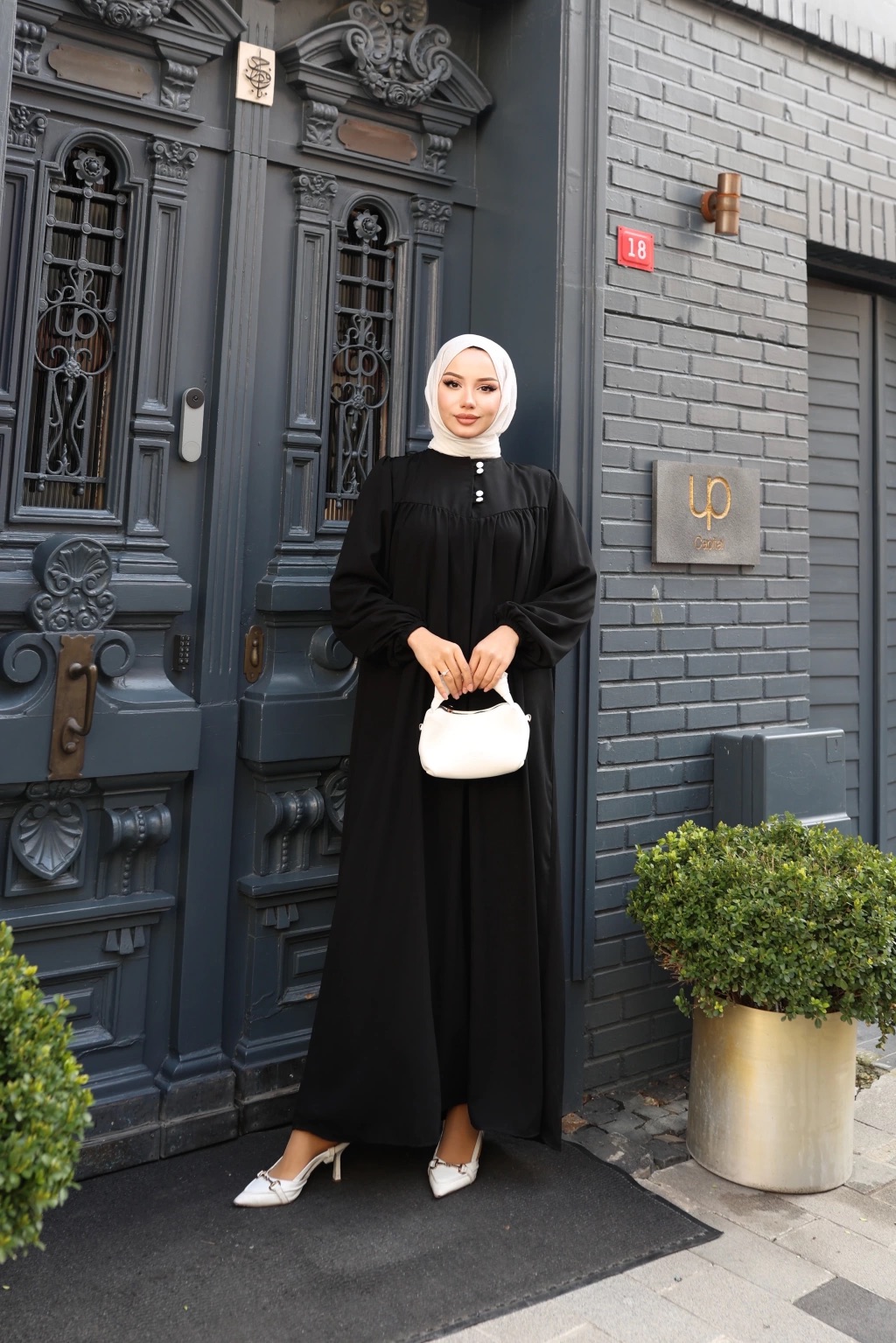 Düğmeli Robadan Medine İpeği Elbise - Siyah Düğmeli Robadan Medine İpeği Elbise - Siyah