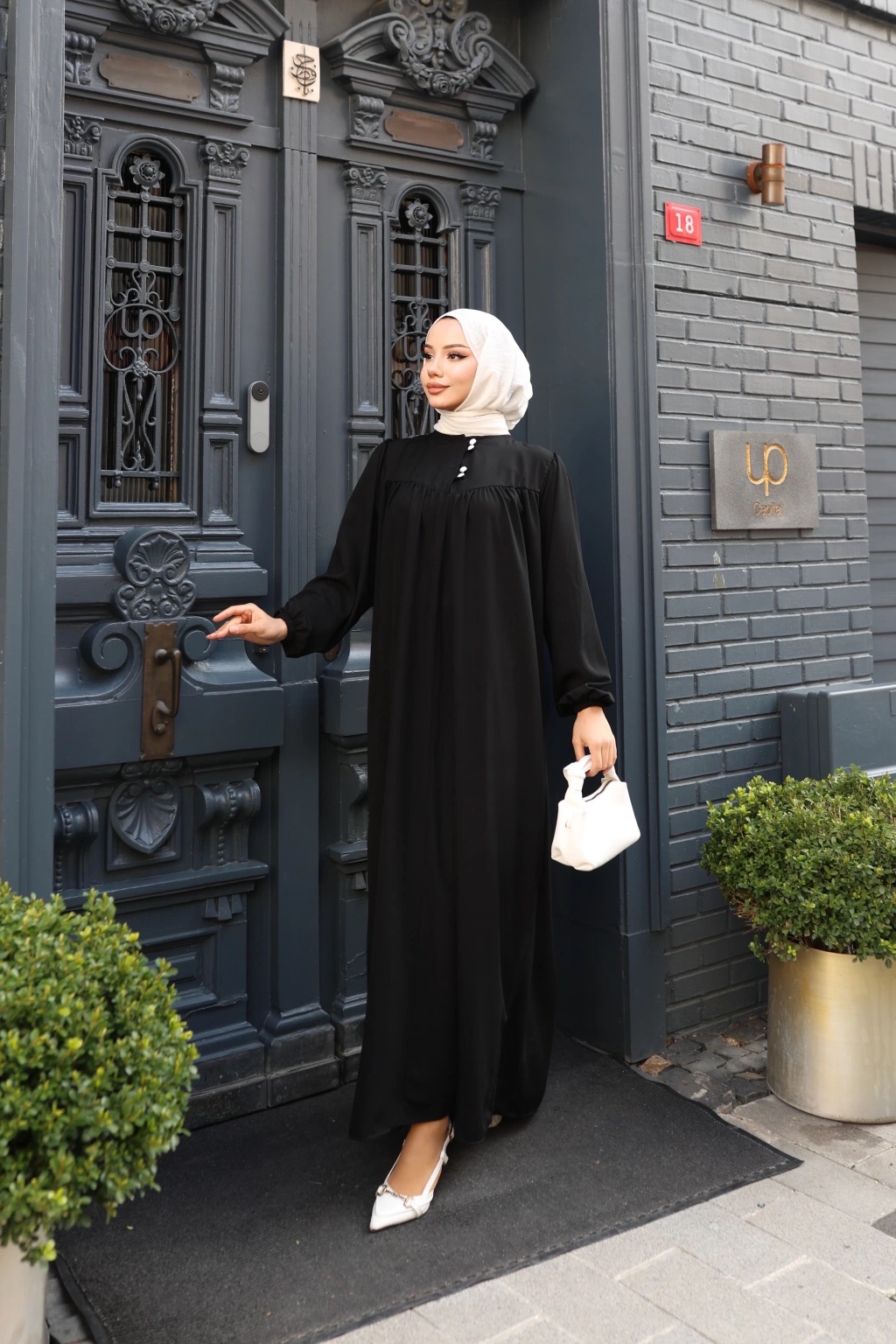 Düğmeli Robadan Medine İpeği Elbise - Siyah Düğmeli Robadan Medine İpeği Elbise - Siyah