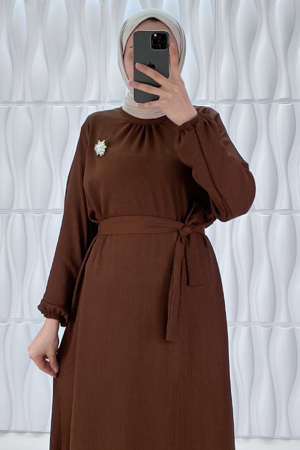 İnci Broşlu Elbise - Kahverengi İnci Broşlu Elbise - Kahverengi