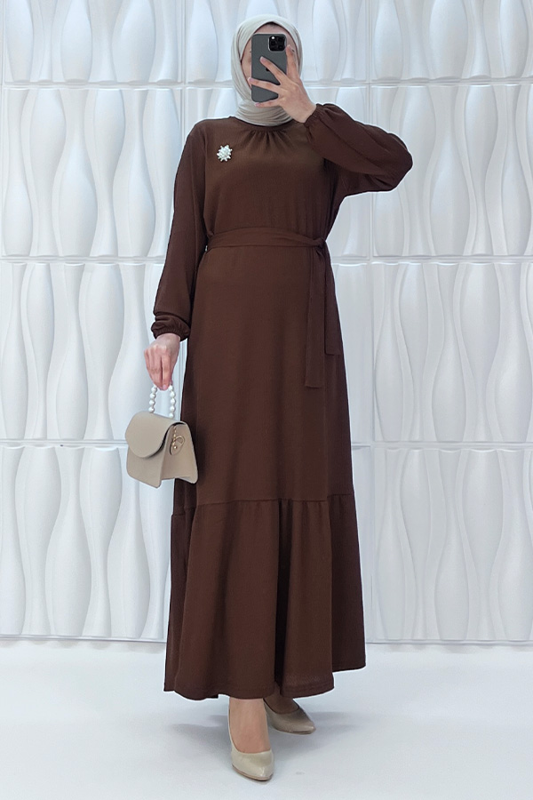 İnci Broşlu Elbise - Kahverengi İnci Broşlu Elbise - Kahverengi