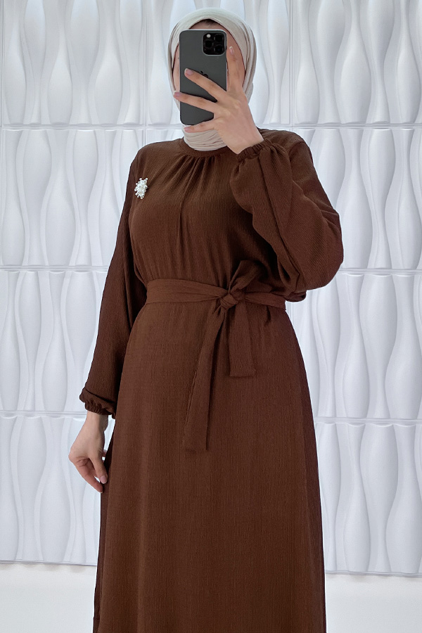 İnci Broşlu Elbise - Kahverengi İnci Broşlu Elbise - Kahverengi