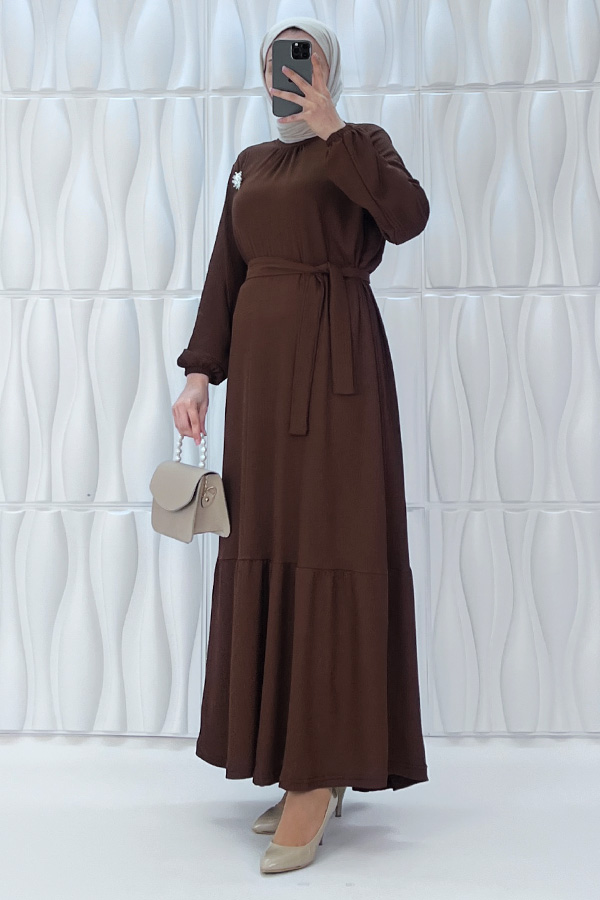 İnci Broşlu Elbise - Kahverengi İnci Broşlu Elbise - Kahverengi