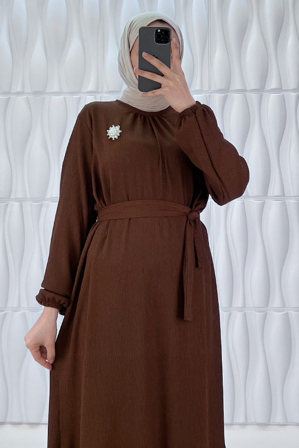 İnci Broşlu Elbise - Kahverengi İnci Broşlu Elbise - Kahverengi