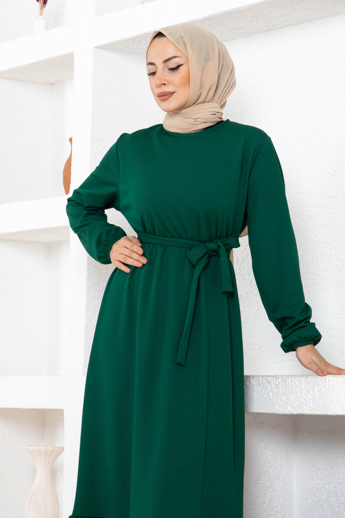 Kuşaklı Piliseli Elbise - Zümrüt Yeşili